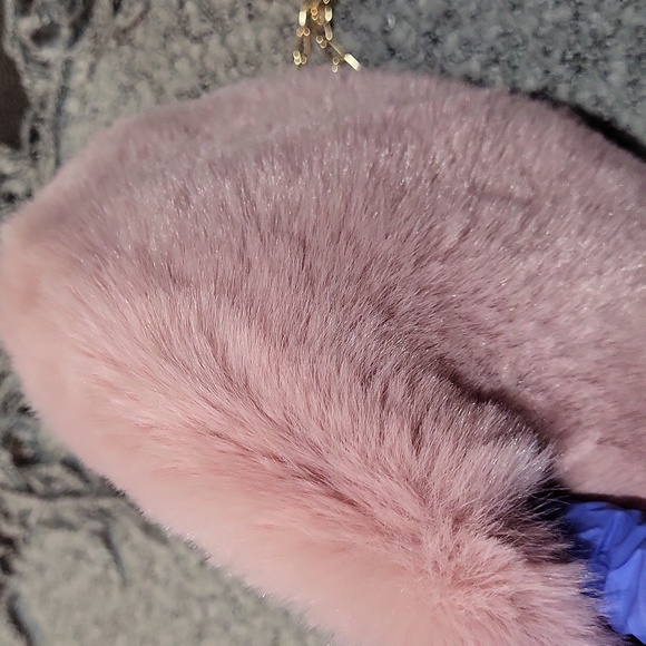 Fuzzy Heart Bag - Picture 7 of 7
